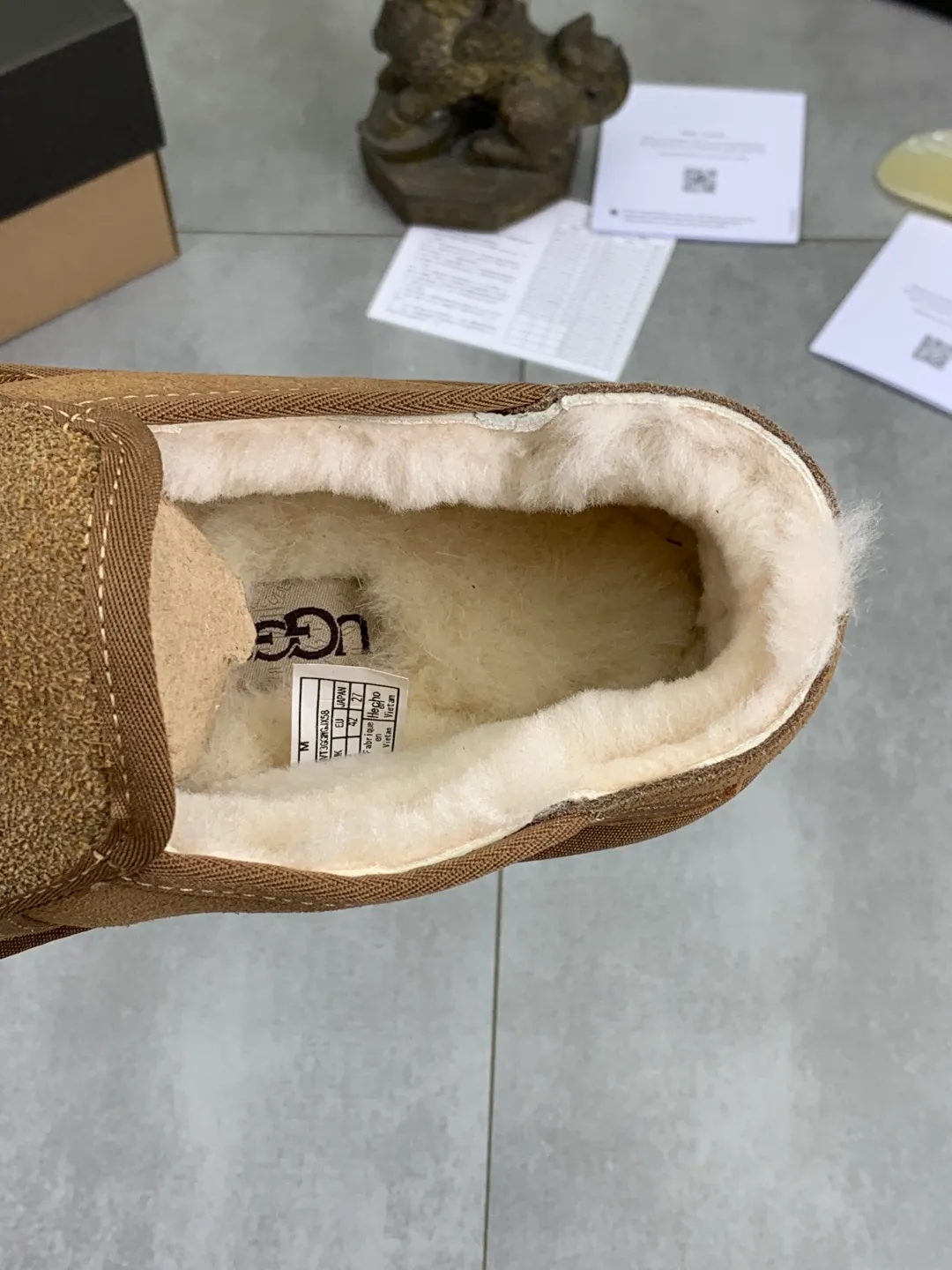 Men's men's shoes 💰P480 New top version UGG 2025 autumn and winter new high-top casual shoes new series Ansley Mules Fashionable and comfortable shallow flat slip-on casual loafers ✨ Classic suede cowhide with 10mm wool lining Insole suede collar Soft and comfortable ❤️ Decorated with UGG classic heat embossed brand logo on the back side Full texture Lightweight rubber sole Anti-slip, wear-resistant and comfortable Color: Black Brown Size: 39-45